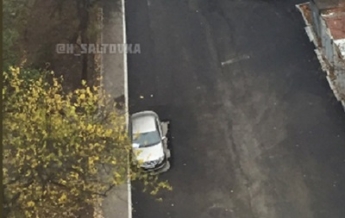 В Харькове дорожники положили асфальт вокруг авто