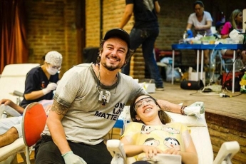 Стоматолог з Бразилії подорожує по світу, щоб безкоштовно лікувати зуби бідним (фото)