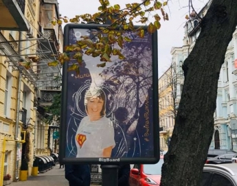 В Киеве установили ситилайты с фото лучшей учительницы из Мелитополя (фото)