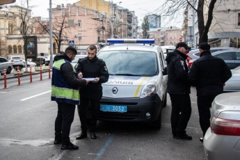 Оформляли европротокол: в Киеве мужчина умер посреди улицы (фото, видео)