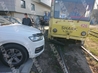 В Запорожье иномарка перегородила проезд трамваю (ФОТО, ВИДЕО)