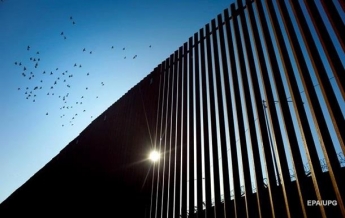 Контрабандисты вырезают части из "стены Трампа" между США и Мексикой