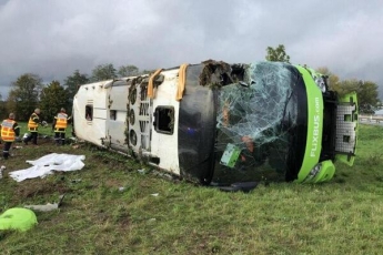 Во Франции разбился автобус с туристами: опубликованы фото ДТП