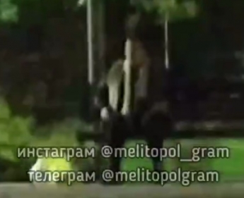 Поведение пожилой женщины в Мелитополе шокировало окружающих (видео 18+)