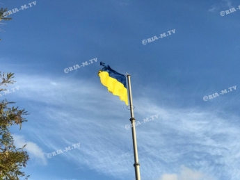 Государственный флаг на самом высоком флагштоке в Запорожской области разорвал ветер (фото)