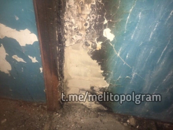 В Мелитополе житель многоэтажки спалил подъезд и обрисовал его свастикой (фото)