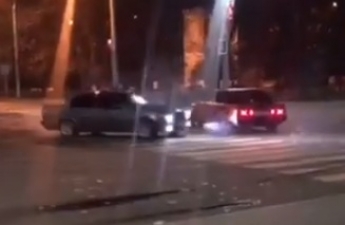 Двое водителей устроили автотанцы в центре Мелитополя (видео)