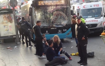 В Стамбуле водитель автобуса въехал в остановку и напал на людей