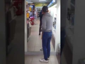 Смешное видео - покупатель искал дорогу к кассе
