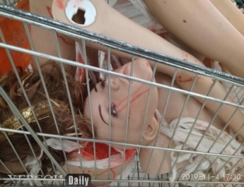 У супермаркеті покупців шокували кривавою "расчлененкой" (фото)