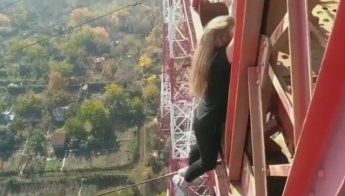 В Запорожье девочка залезла на верхушку ЛЭП и повисла на одной руке (видео)
