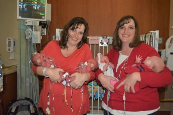 Сестри-близнючки довго не могли завагітніти, але потім дивовижним чином двічі народили близнюків (фото)