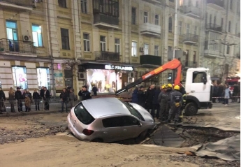 В центре Киева авто сварились в яме с кипятком: 