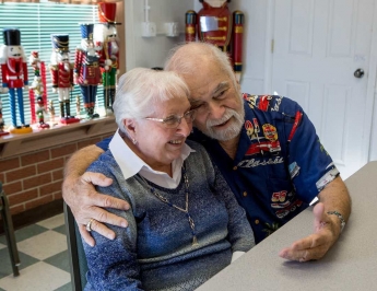 Колишні однокласники зустрілися через 63 роки та зрозуміли, що досі кохають одне одного та хочуть бути разом (фото)