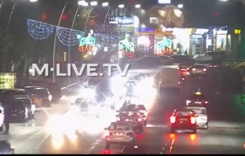 В Мелитополе в центре города автомобиль сбил девушку (видео)