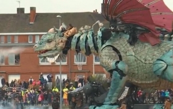 Во Франции создали 72-тонного дракона (видео)