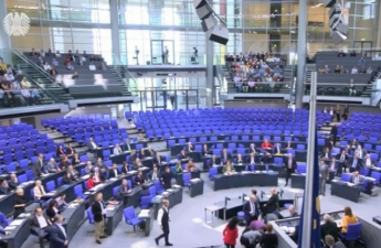 У депутата партии Меркель случился приступ на публике: видео