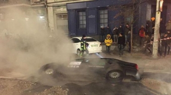 "Нашелся "бессмертный": опубликовано видео провала авто в яму с кипятком в Киеве