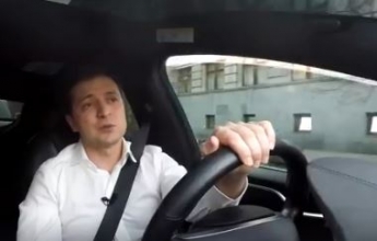 "Это называется Убер-президент", - Зеленский записал новый монолог в Tesla, рассказал об отсутствии капитуляции и случайно заехал на бордюр. ВИДЕО