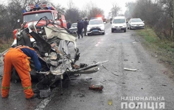 В Житомирской области КамАЗ протаранил легковушку, три жертвы (фото)