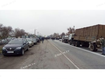 Из-за перекрытия трассы между Мелитополем и Запорожьем образовался транспортный коллапс (видео)