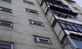 Упал на карниз подъезда: в Запорожье мужчина выпал из окна многоэтажки