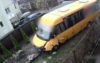 Под Киевом маршрутка с пассажирами снесла забор и влетела в частный двор (видео)