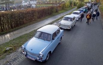 В Германии годовщину падения Берлинской стены отметили парадом авто Trabant
