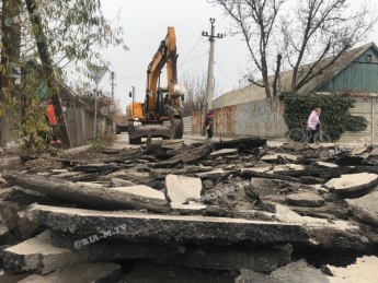 Впервые за 20 лет на отшибе в Мелитополе ремонтируют дорогу (фото, видео)