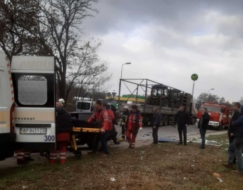 В Запорожье "Таврия" столкнулась с грузовиком - пассажира "легковушки" вырезали спасатели, - ФОТО