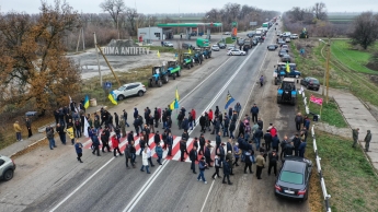Мелитопольские аграрии вывезли технику на трассу в знак протеста против закона о продаже земли (фото)