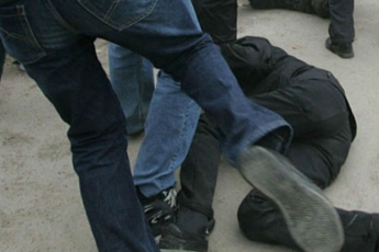 В Запорожье двое 18-летних парней в избили мужчину в подъезде