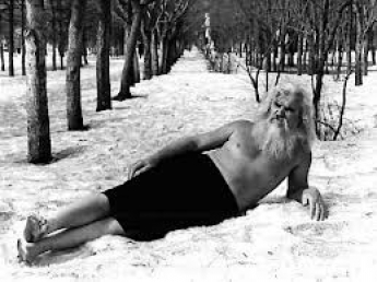 По Мелитополю ходит странный босоногий последователь "советского йога" (фото)