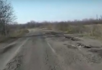Как после бомбежки: дорогу под Мелитополем показали в сети (видео)