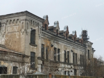 В Мелитополе в центре города здание завода превратилось в угрозу для жизни (видео, фото)