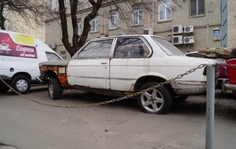 Коммунальщикам Киева разрешили убирать с улиц брошенные машины