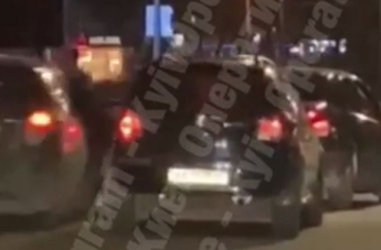 В Киеве конфликт между водителями закончился жутким ДТП. Видео 18+