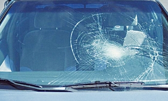 Неадекват обматерил женщину и разбил стекло в ее машине