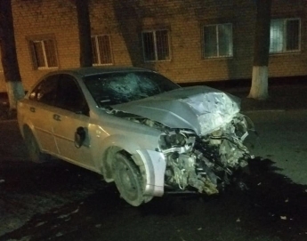 Пьяный 27-летний водитель в Запорожье врезался в дерево и снес дорожный знак (ФОТО)