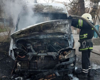 В Запорожье загорелся микроавтобус в Днепровском районе города, - ФОТО