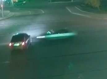 Автомобиль виновника высекал искры - появилось новое видео момента серьезной аварии в Мелитополе