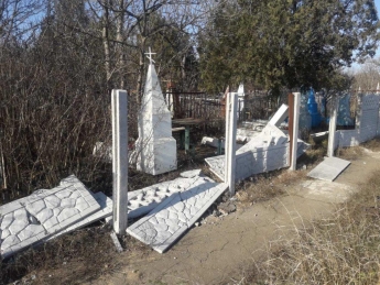Вандалы разгромили забор и могилы на кладбище (фото)