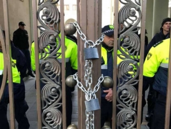 Депутаты не пройдут: в Грузии оппозиция навесила амбарный замок на вход в парламент (фото, видео)