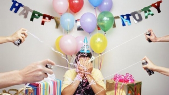 Почему нельзя отмечать день рождения заранее: приметы и суеверия