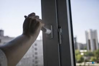 В Запорожье двухлетняя девочка закрыла маму на балконе