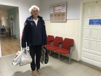 Босиком на работу и домой - мелитопольский врач рассказал, зачем ходит без обуви (видео, фото)