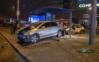 В Днепре два авто после столкновения влетели в остановку