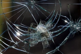 В Запорожье выбили окно в здании кредитной конторы (ВИДЕО)
