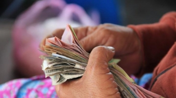 В деревне жителям регулярно подбрасывают деньги в пакетах
