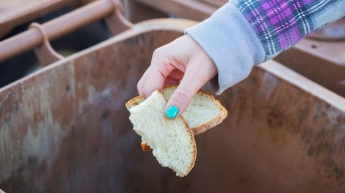 Почему нельзя выбрасывать хлеб: приметы и суеверия